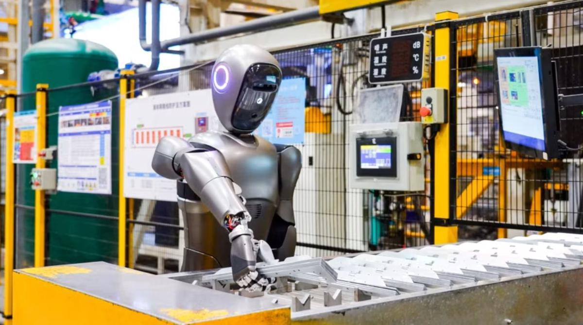 Humanoider Roboter in einer intelligenten Fabrikumgebung