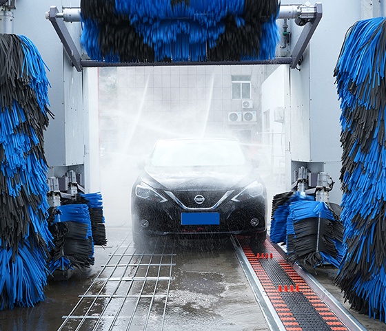 Sistema transportador para máquina de lavado de autos