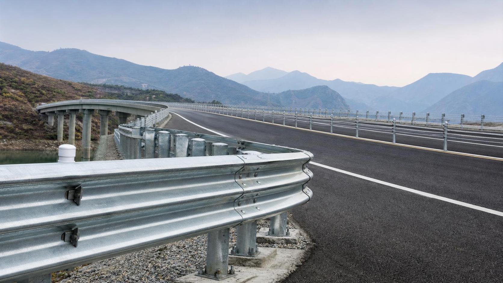 Barreiras metálicas de segurança versus sistemas de cabos: qual funciona melhor por tipo de estrada