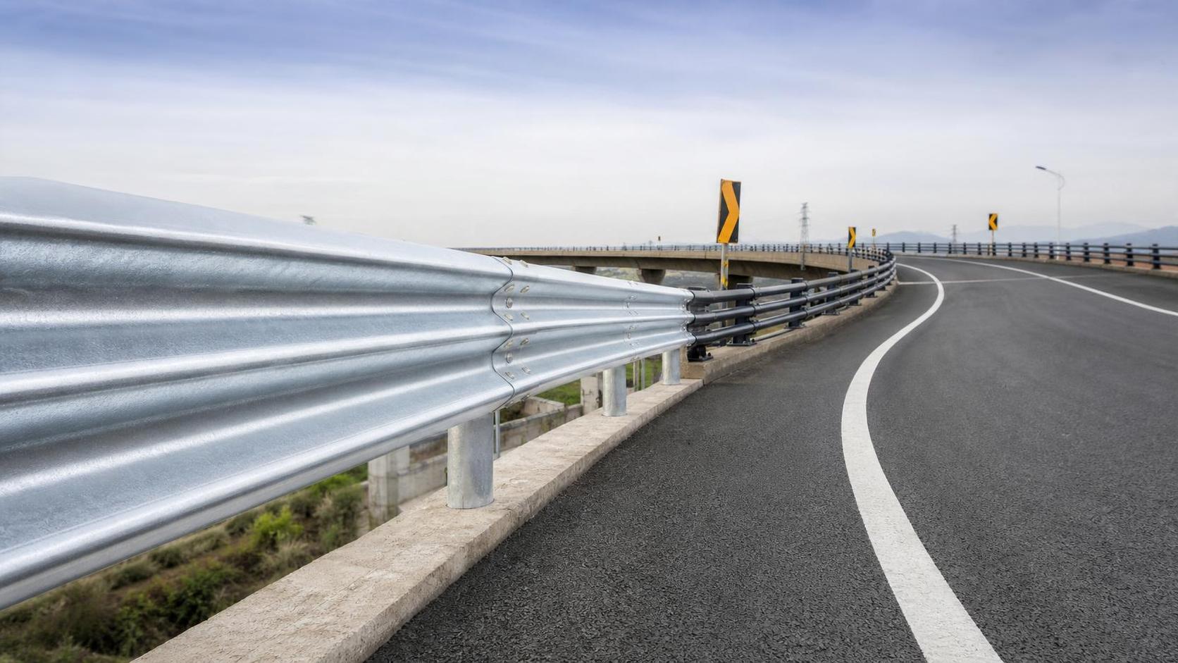 Guarda-corpo galvanizado vs. aço pintado: custo e durabilidade