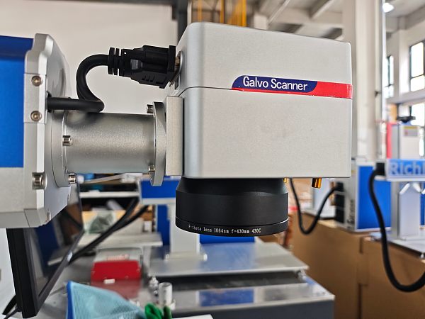 Máquina de marcação a laser de fibra (9)