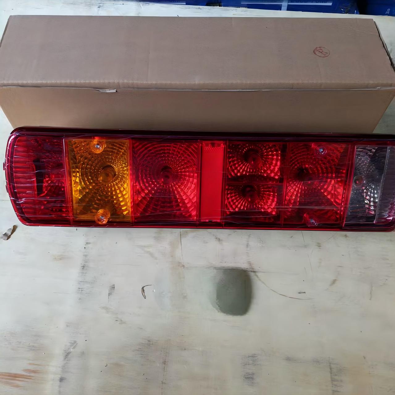 Luz traseira R (direita) HOWO 371 conjunto da lanterna traseira do caminhão WG9719810002