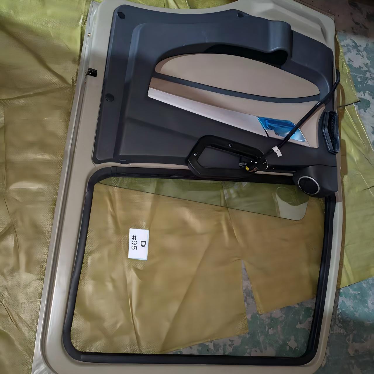 Porta completa direita Hohan WG1671330304 para caminhão pesado SINOTRUK HOHAN (conjunto da porta do lado direito)