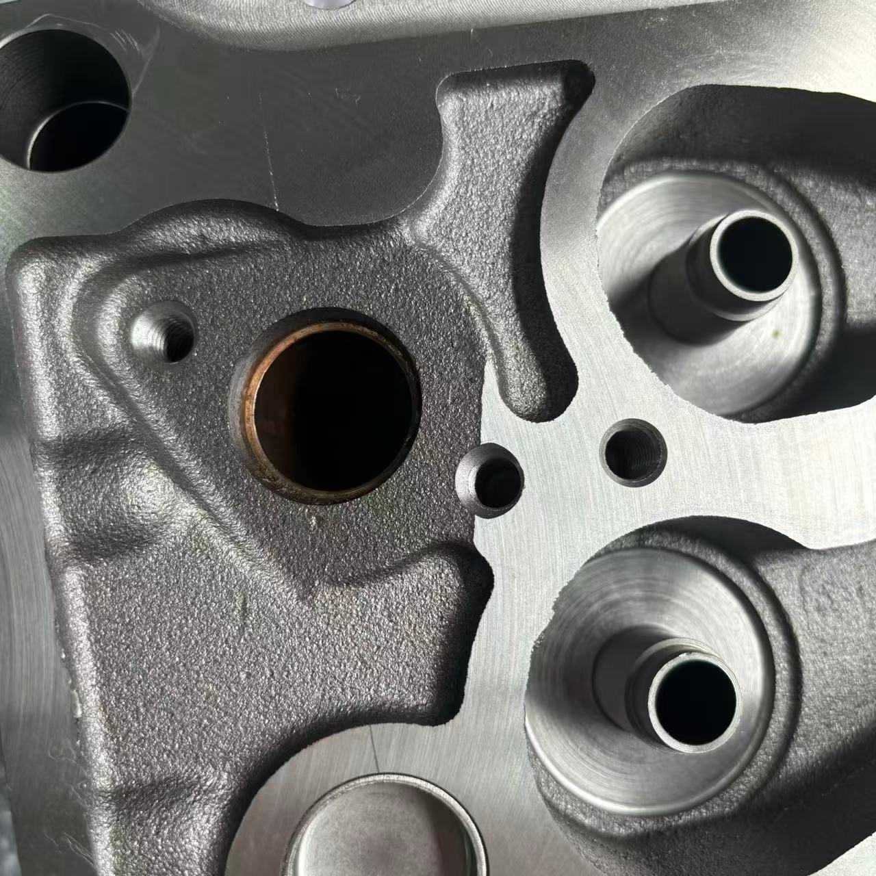 Cabeçote VG1540040068 Euro II de duas válvulas para peças de motor diesel HOWO STR