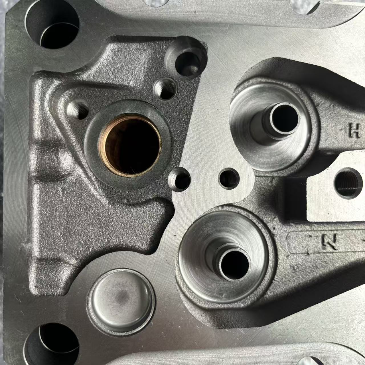 Cabeçote de motor common rail de duas válvulas AZ1096040028 para peças de motores a diesel HOWO