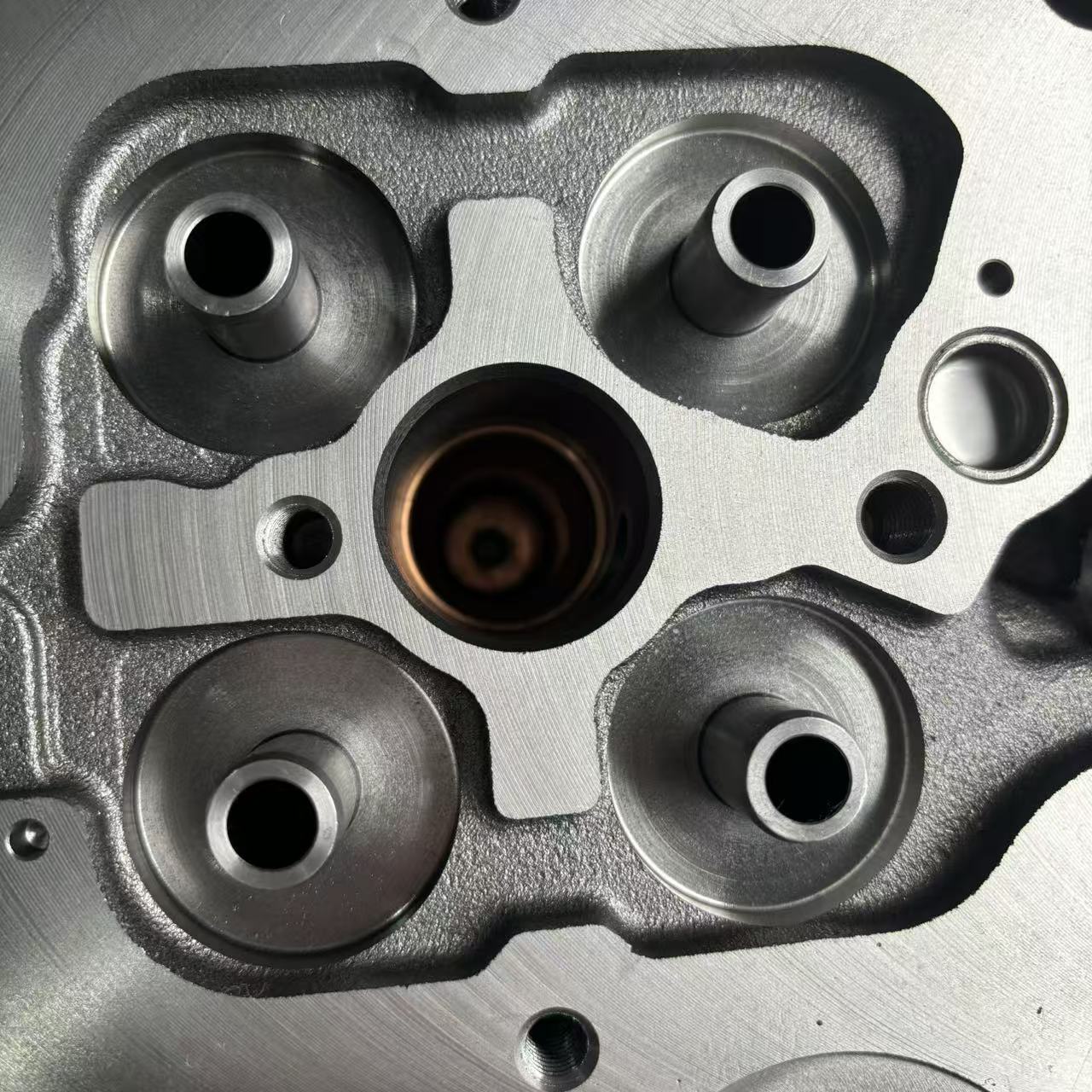 Cabeçote do motor de quatro válvulas P12 612630040001 para peças de motores a diesel de caminhões pesados