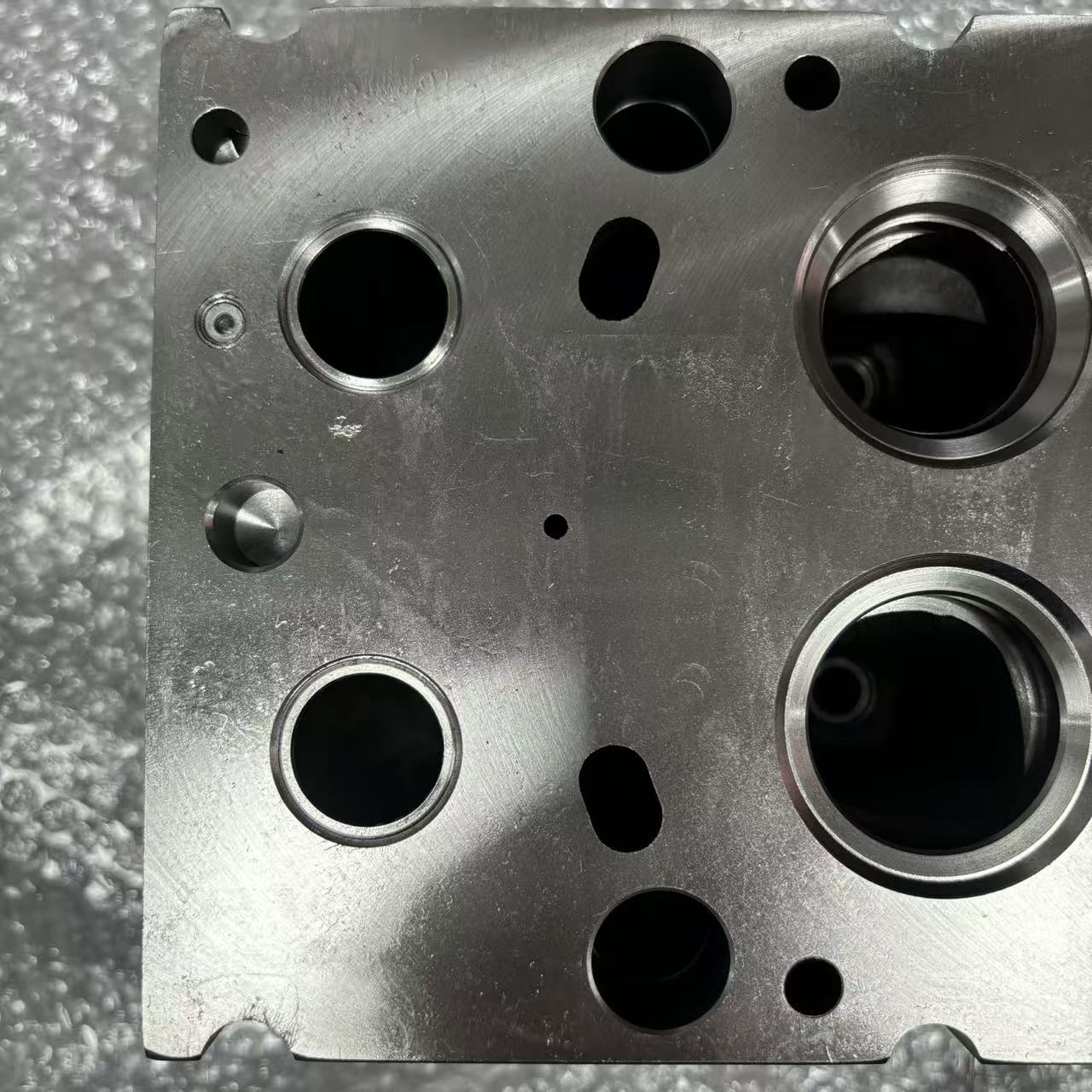 Cabeçote do motor 1002315422 P10 de quatro válvulas com bomba mecânica para peças de motor a diesel de caminhões pesados