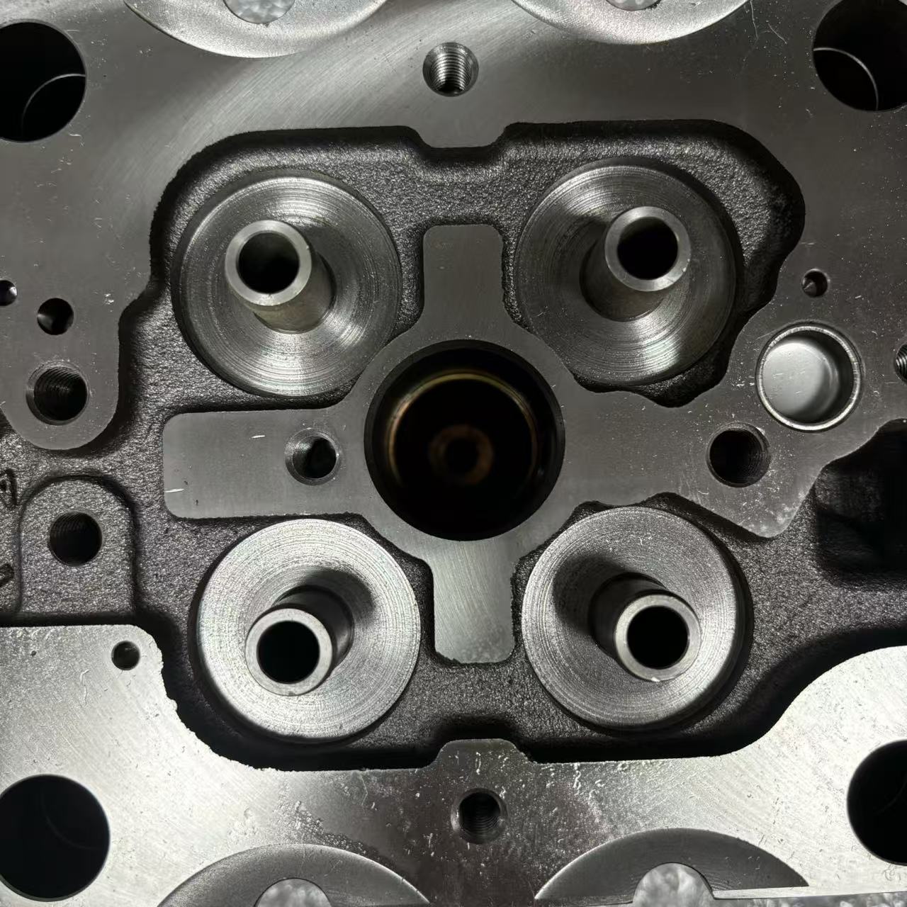Cabeçote do motor 1002315422 P10 de quatro válvulas com bomba mecânica para peças de motor a diesel de caminhões pesados