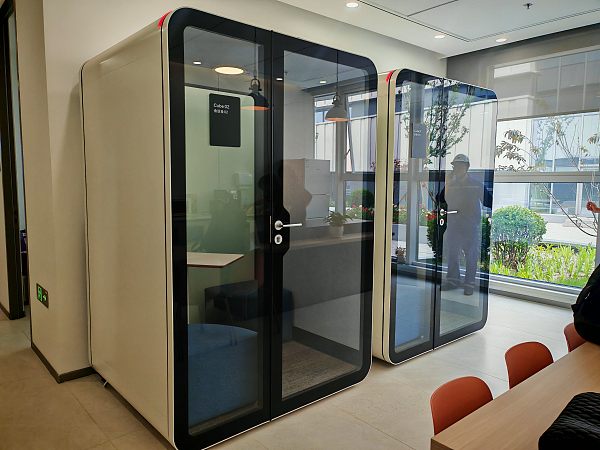 So verhindern Sie Echo-Probleme in einem akustischen Büroabteil