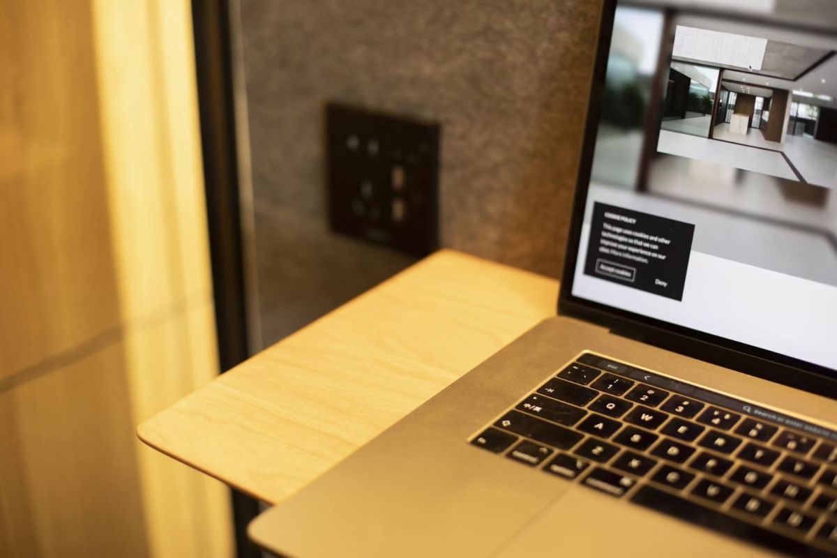 telebooth acoustic pod desk