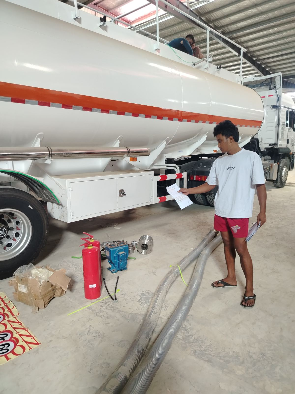 Philippinischer Kunde besucht XTRAK zur Inspektion eines Kraftstofftankwagens vor dem Kauf