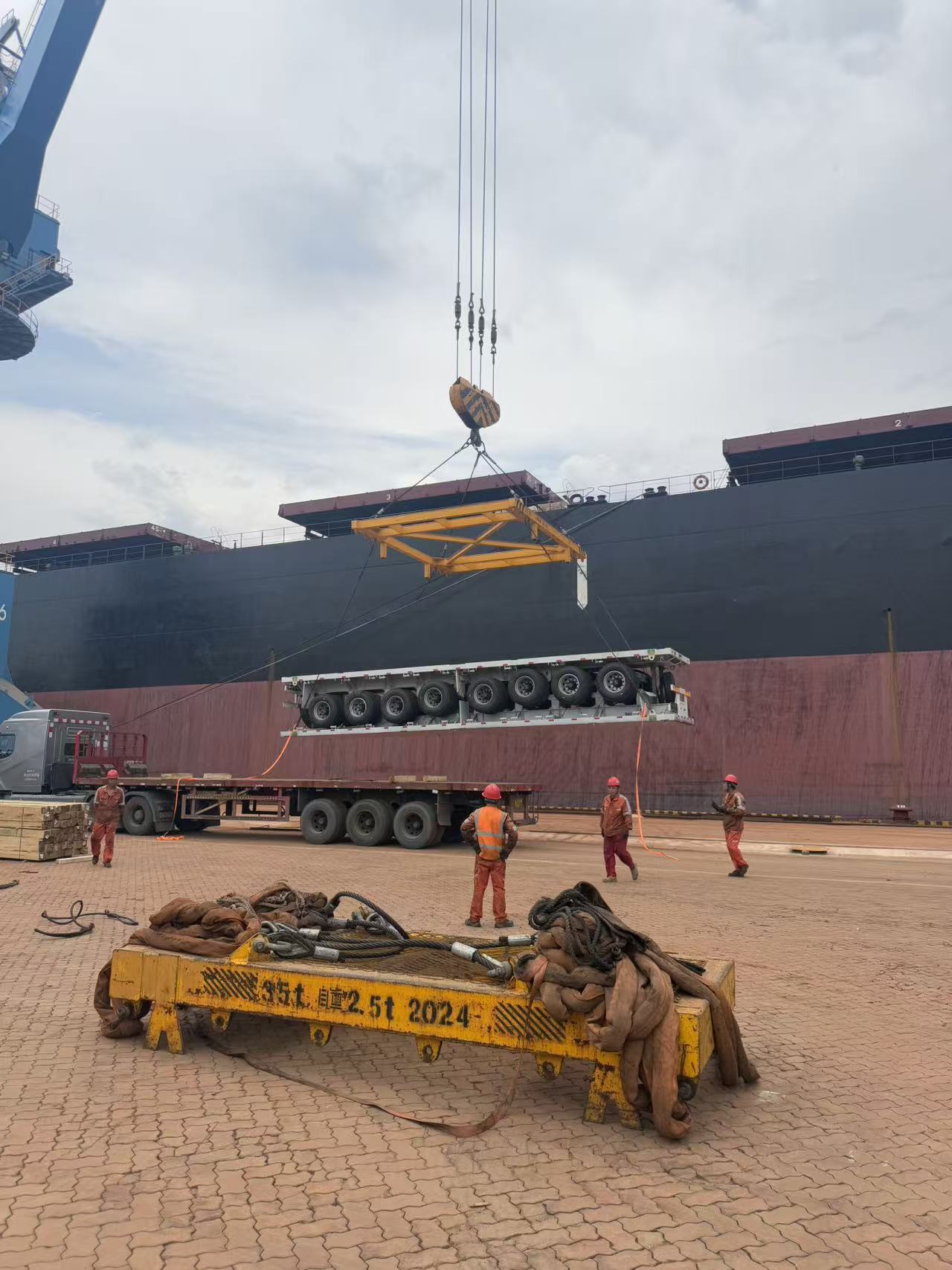 Skelett-Sattelauflieger für den Containertransport im Hafen