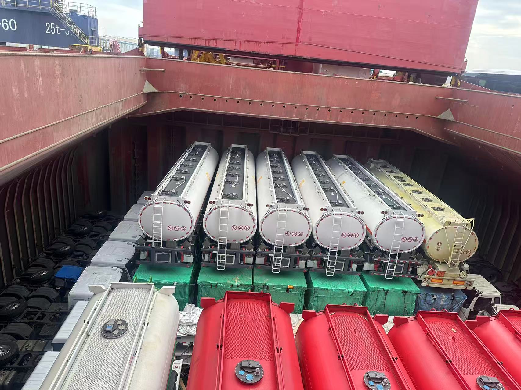 Große Charge von Aeolus-Tankaufliegern verlässt Yantai in Richtung Abidjan und treibt die Modernisierung der Kraftstofflogistik in Westafrika voran