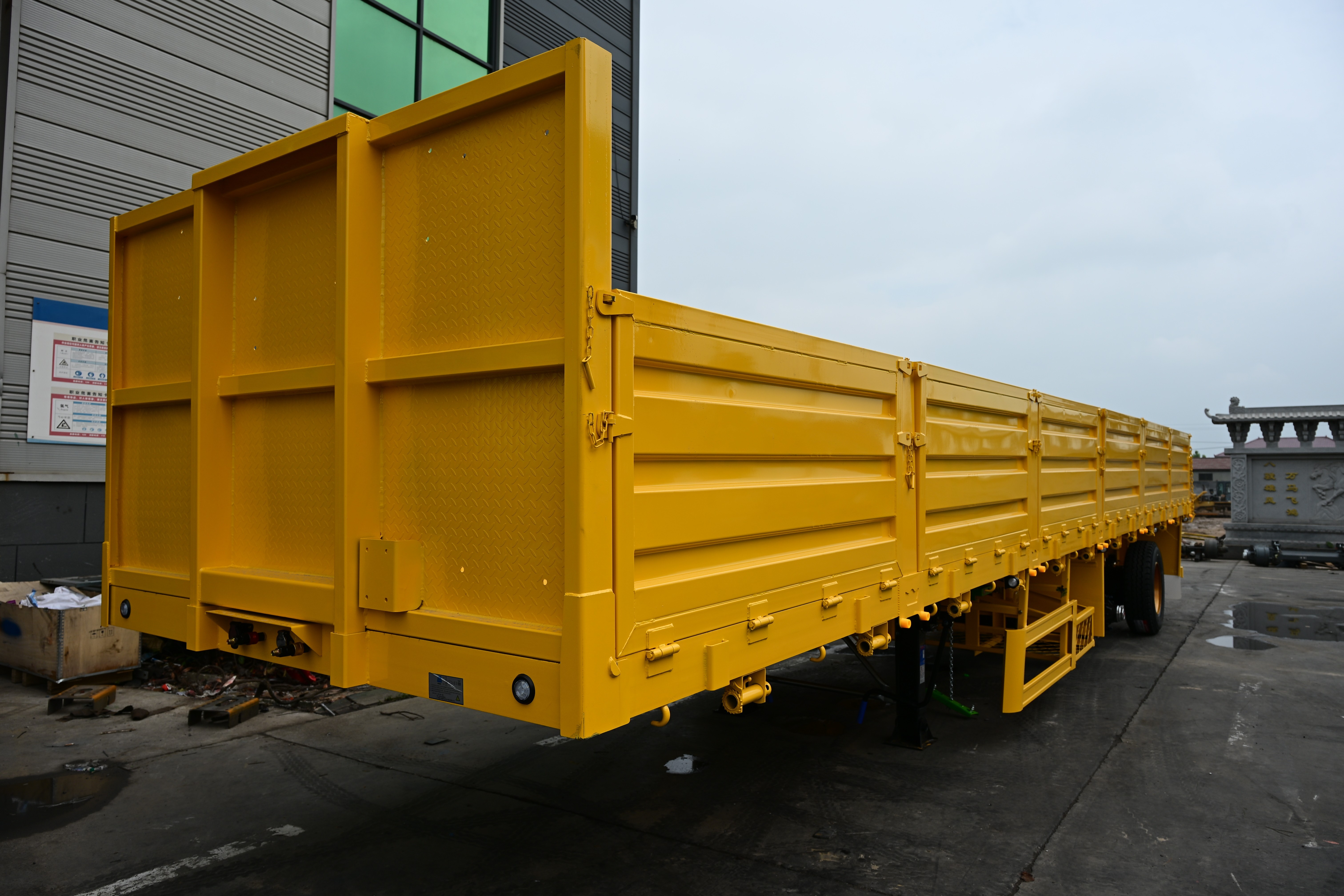 4-Achsen-Seitenwand-Sattelauflieger mit Liftachse