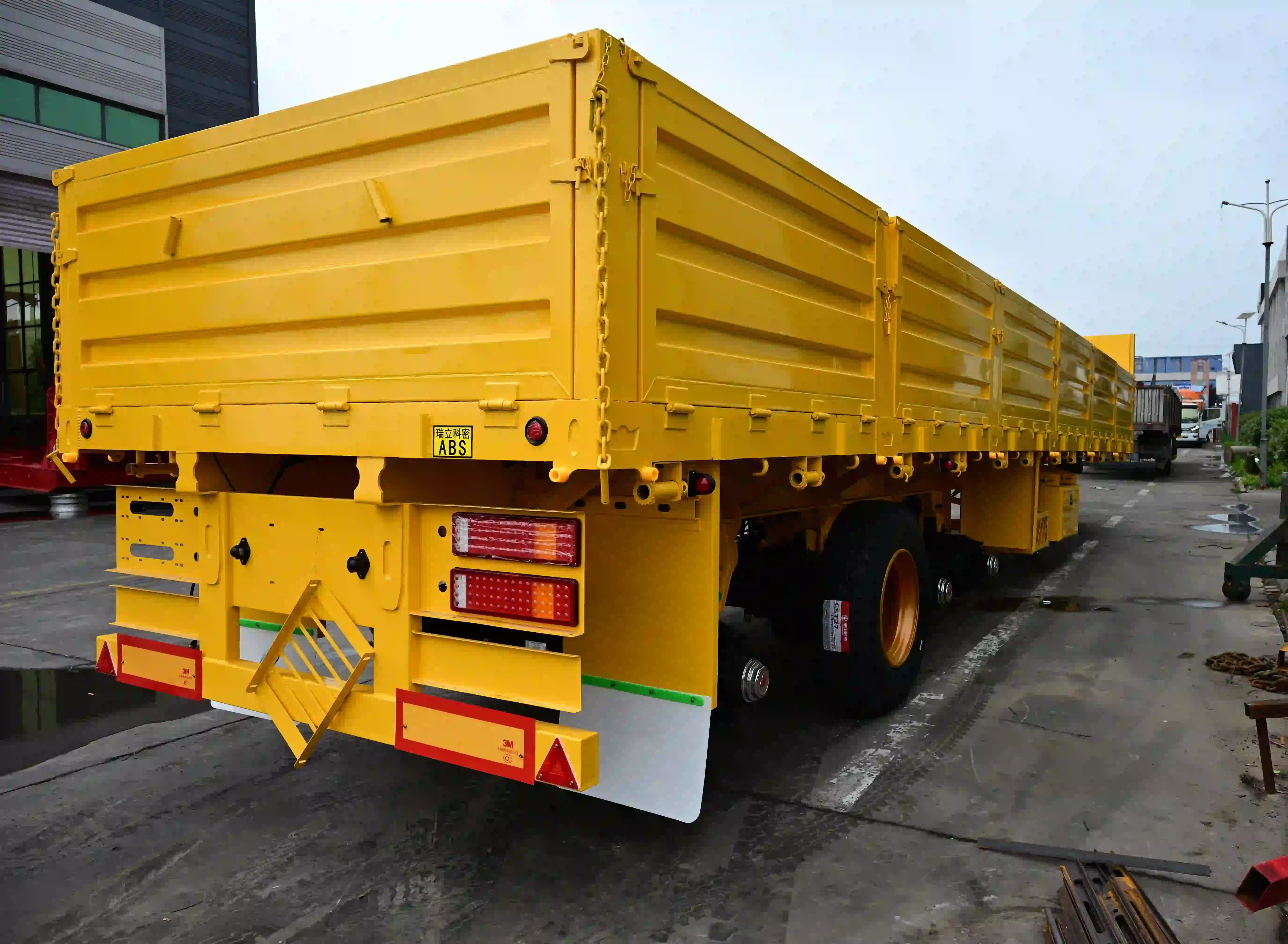 4-achsiger Seitenwand-Sattelauflieger mit Liftachse