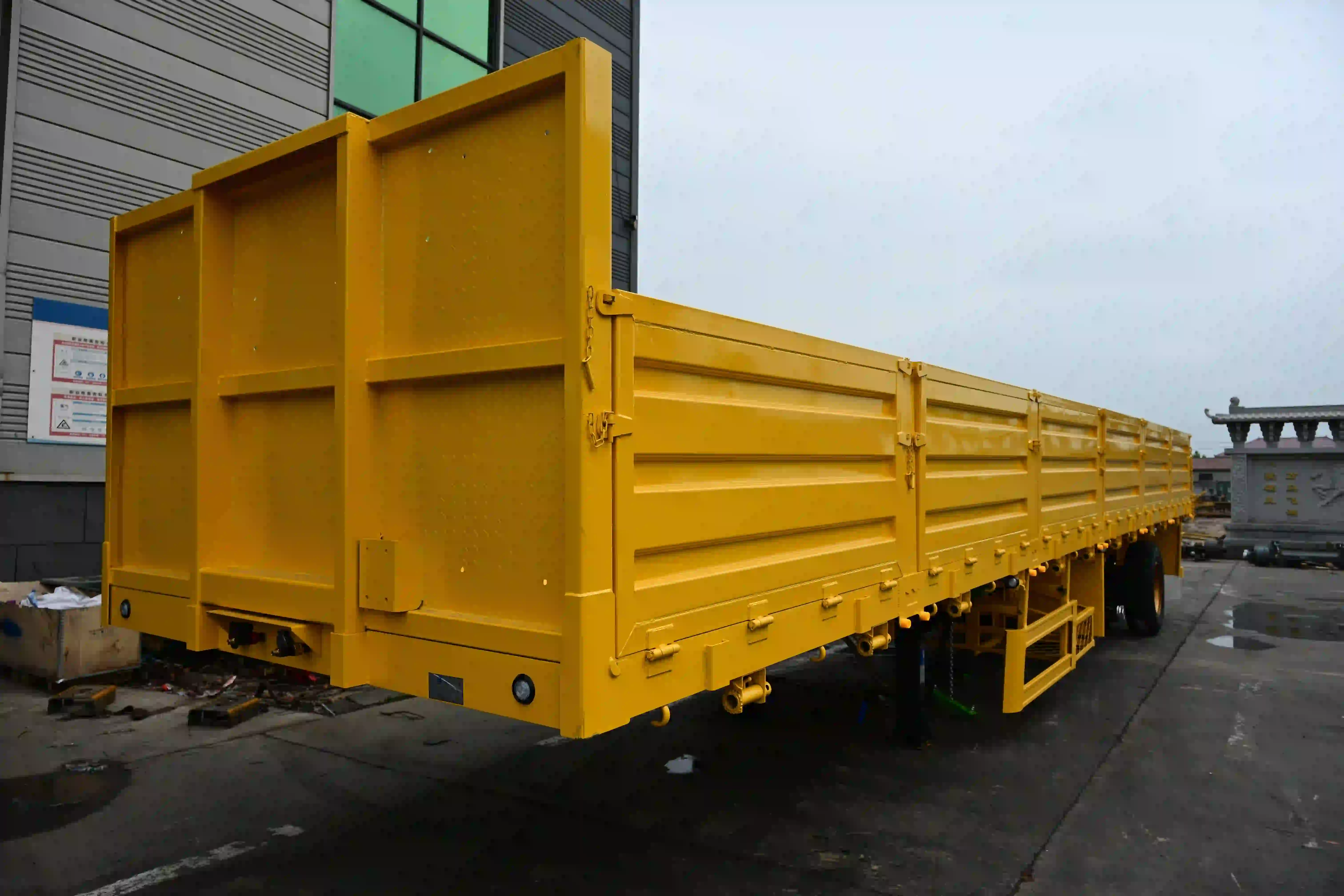 4-achsiger Seitenwand-Sattelauflieger mit Liftachse