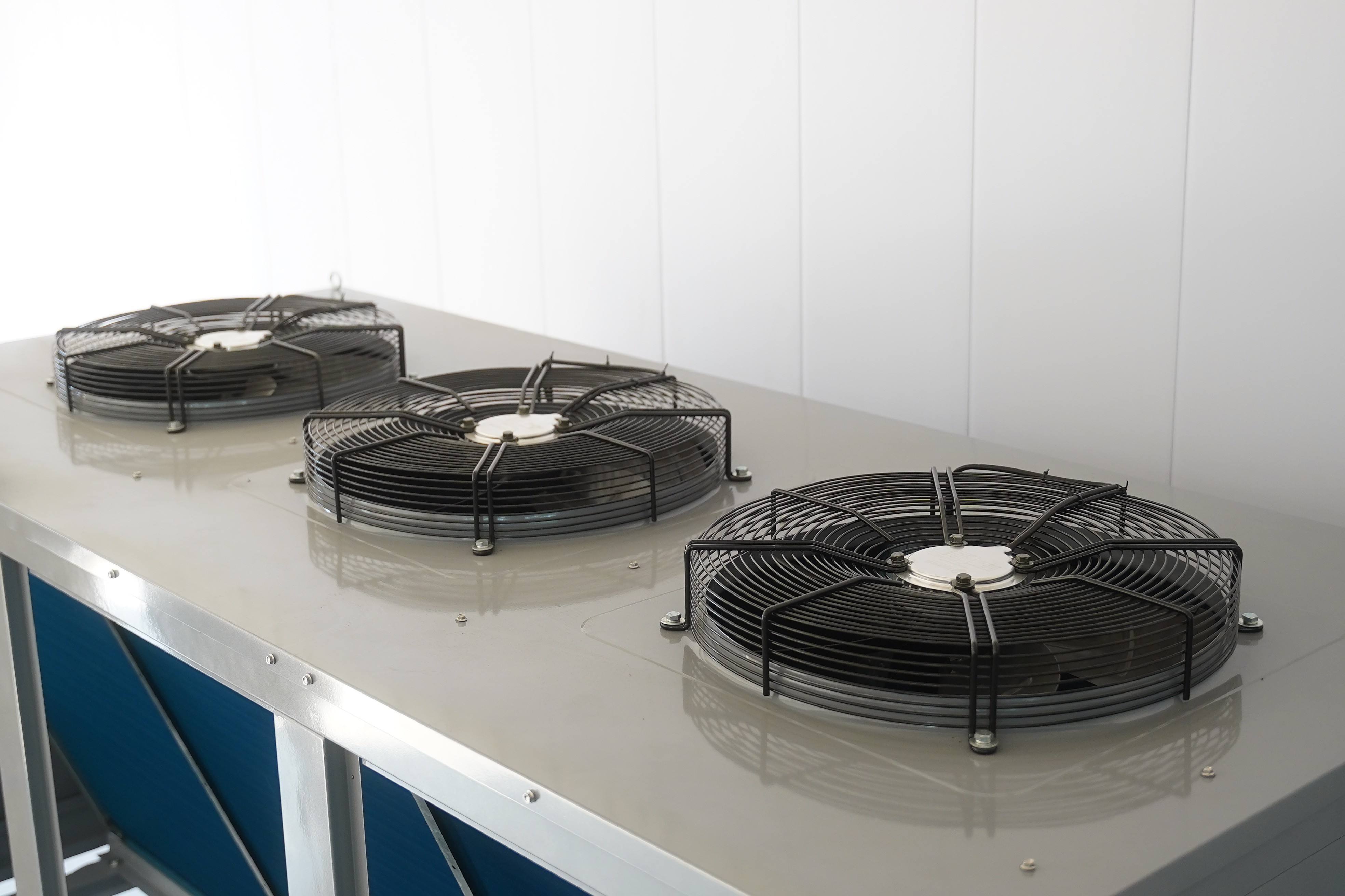 Quais tamanhos de sistemas de refrigeração costumam utilizar um condensador tipo V?