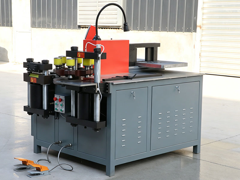 Comment la compensation automatique de l’angle améliore la précision du pliage des machines CNC 3-en-1 pour barres omnibus