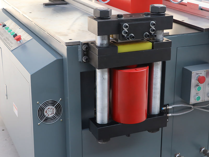Pourquoi les fabricants de transformateurs adoptent des systèmes de barres omnibus servo haute performance