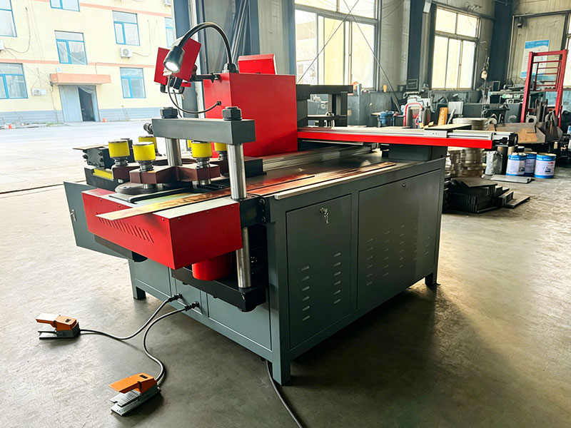 Machine de traitement de barres omnibus CNC DXJ-80CN PRO