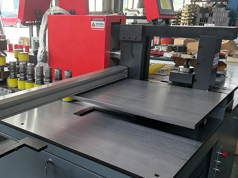 Pliage de jeux de barres épais en aluminium : exigences pour les machines CNC servo