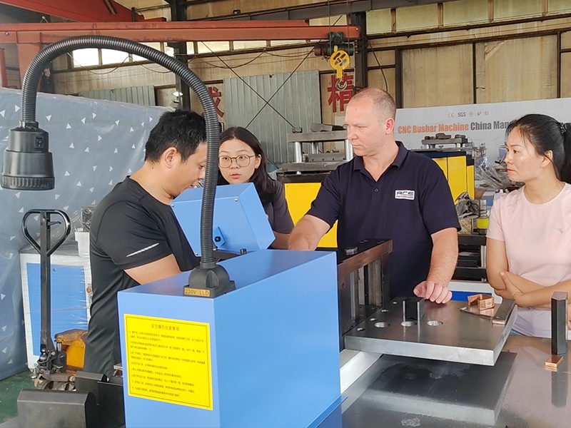 ACE Power Solutions (Australia) Cas : 3 ensembles de machine CNC à barres omnibus DXJ-303CN ACE Power Solutions (Australia) Cas : 3 ensembles de machine CNC à barres omnibus DXJ-303CN
