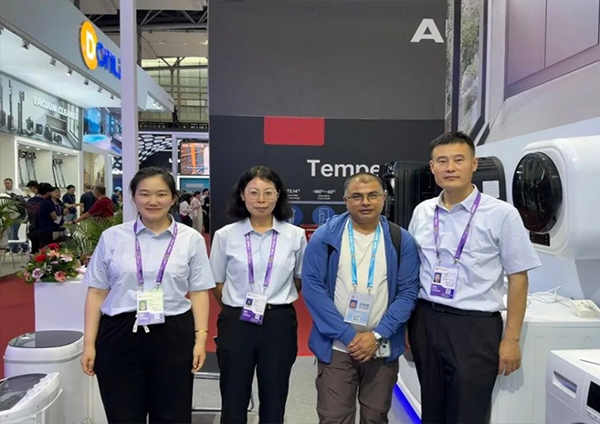 Xiaoya Haushaltsgeräte präsentiert neue Produkte auf der 139. Canton Fair und zieht die Aufmerksamkeit globaler Einkäufer auf sich Xiaoya Haushaltsgeräte präsentiert neue Produkte auf der 139. Canton Fair und zieht die Aufmerksamkeit globaler Einkäufer auf sich