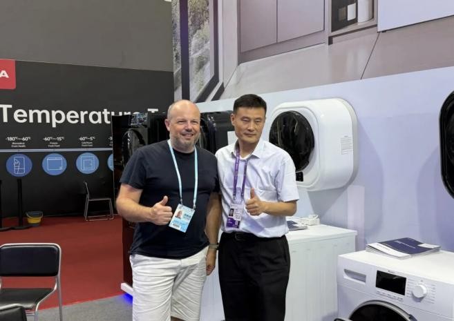 Xiaoya Household Appliances présente ses nouveaux produits à la 139e Foire de Canton, attirant l’attention des acheteurs internationaux