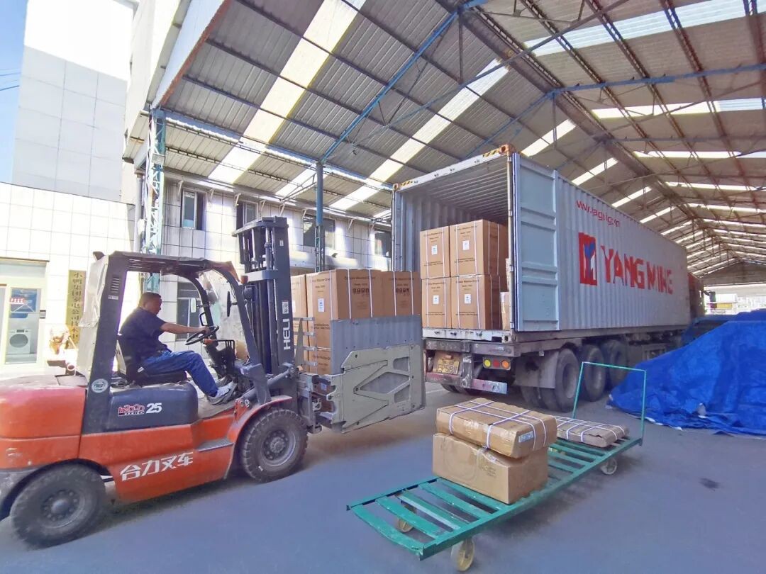 La société d’électroménager du groupe Xiaoya entre dans une période de pointe des exportations : huit conteneurs expédiés vers les marchés européens, américains et asiatiques