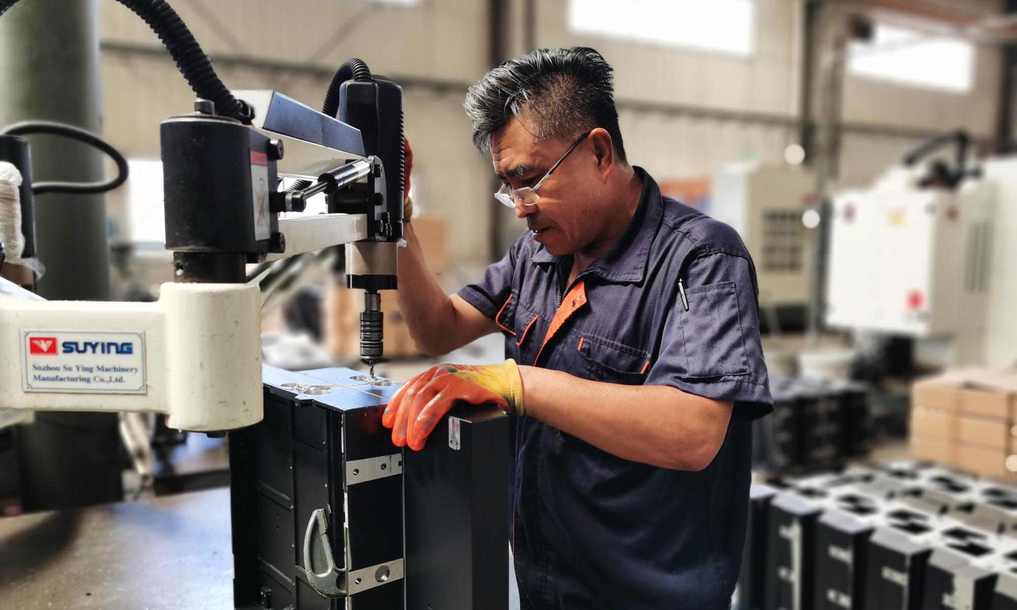 Trabalhadores operando as máquinas