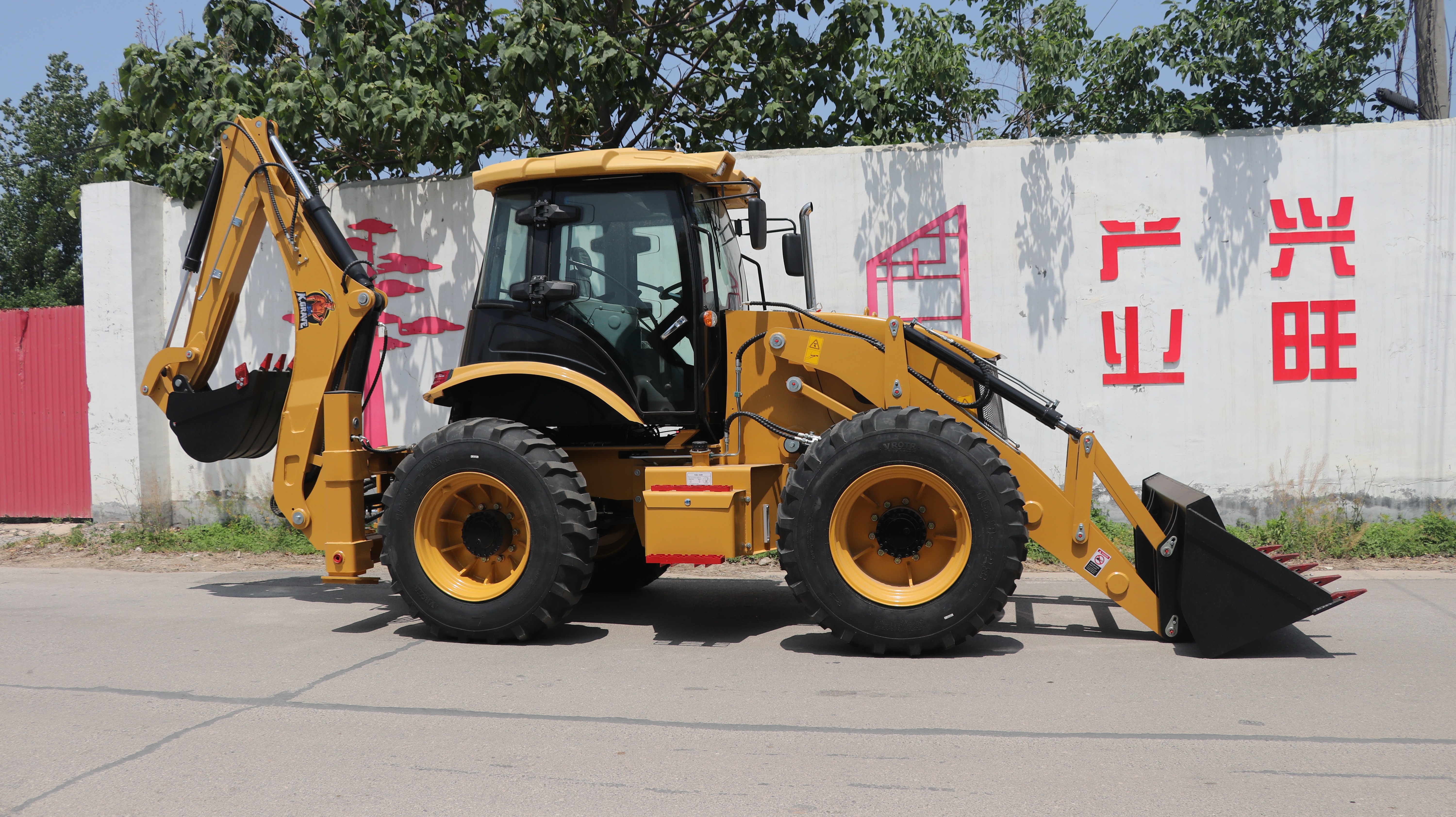 Retroescavadeira SDSG FC-388F