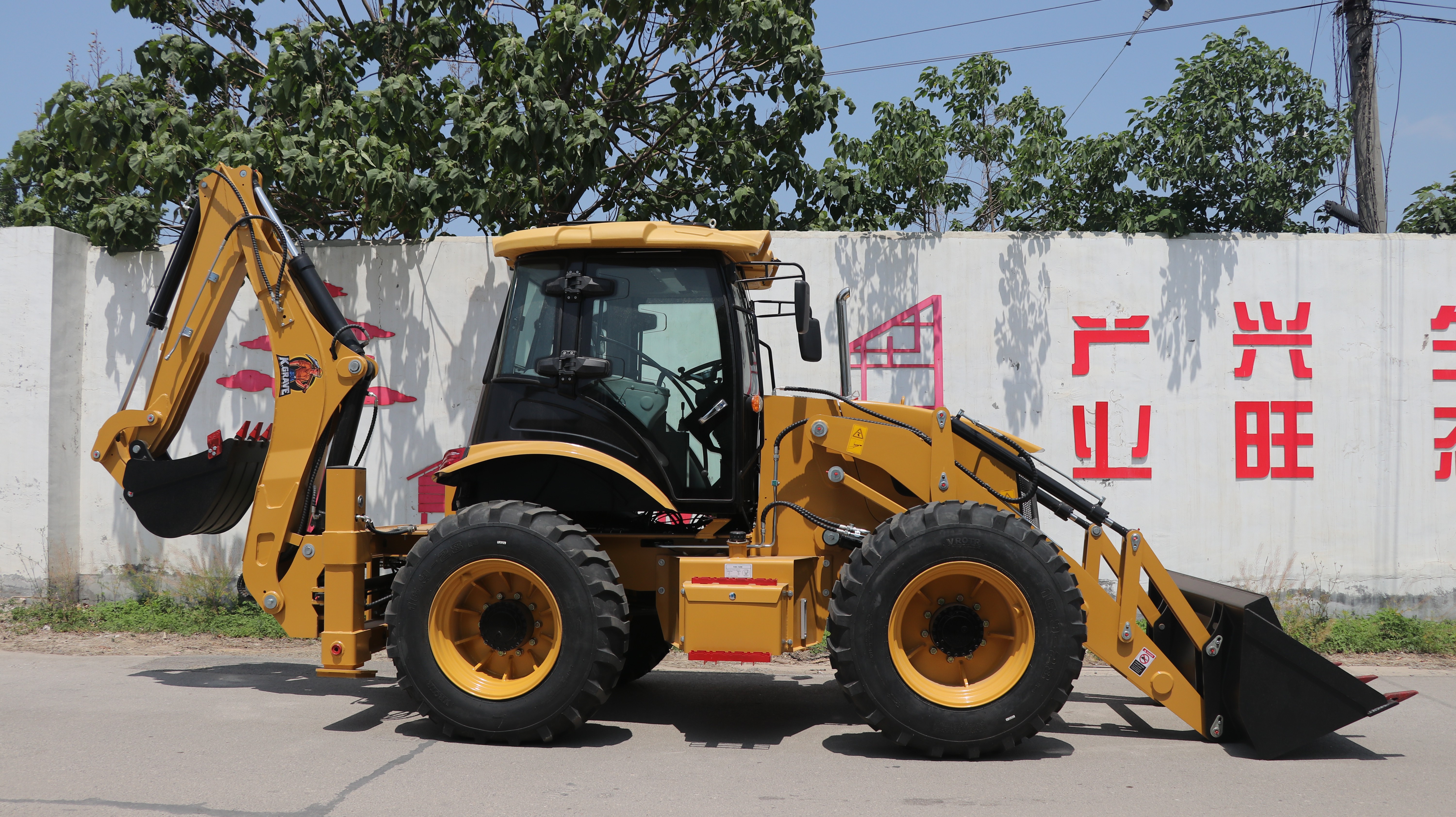 Retroescavadeira SDSG FC-388F