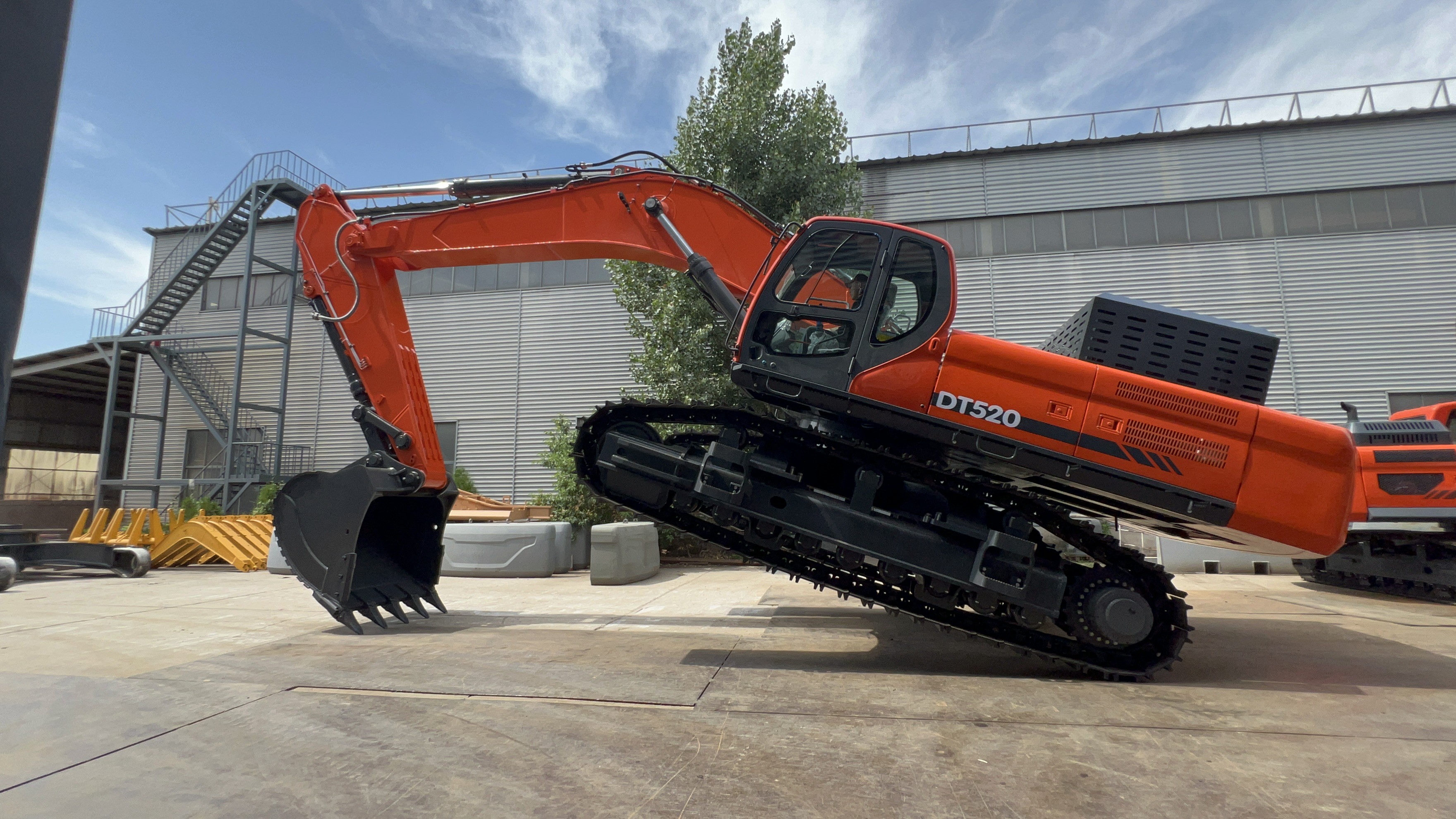Escavadeira de Esteiras SDSG DC520