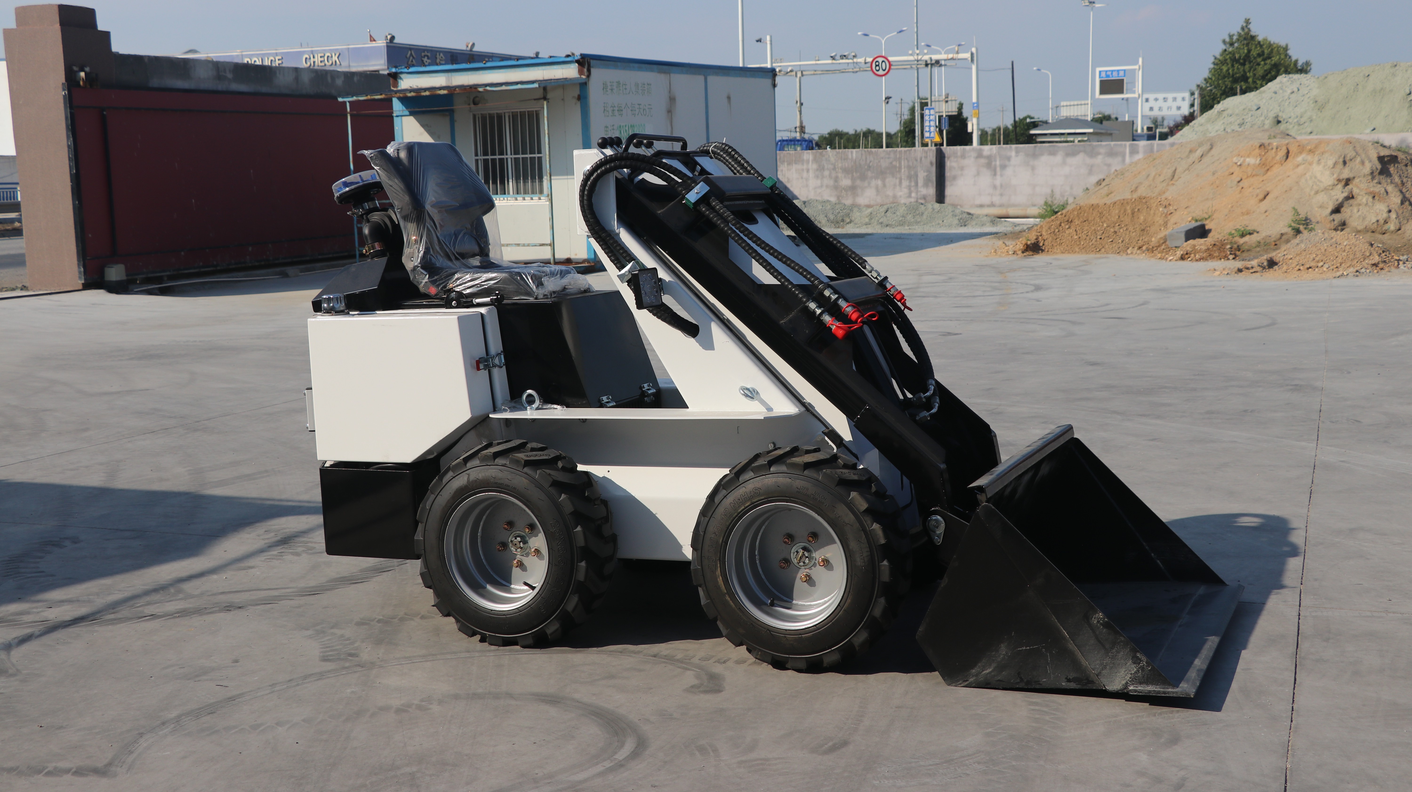 Minicarregadeira de direção deslizante sobre rodas SG-S300