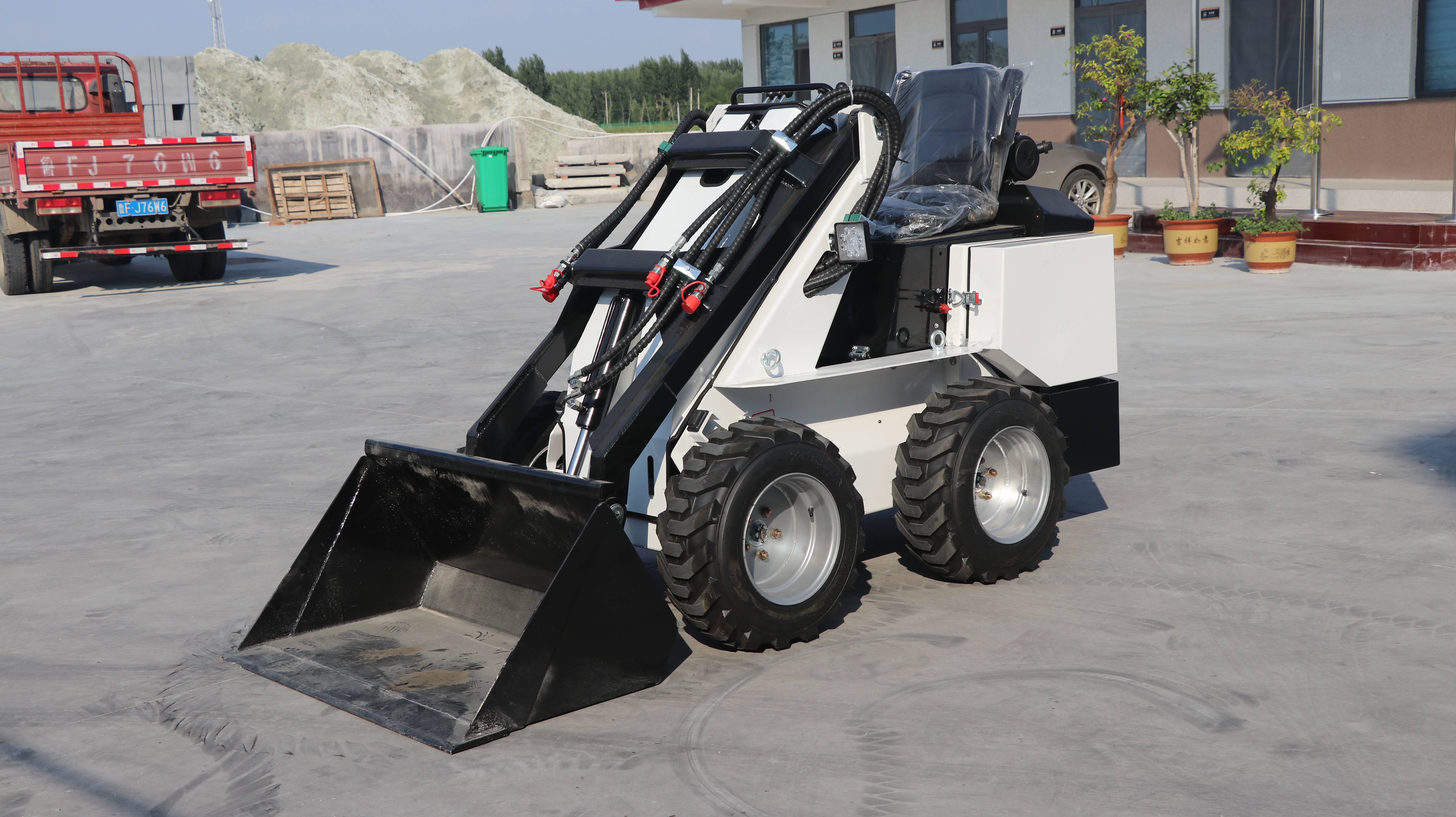 Minicarregadeira de direção deslizante sobre rodas SG-S300