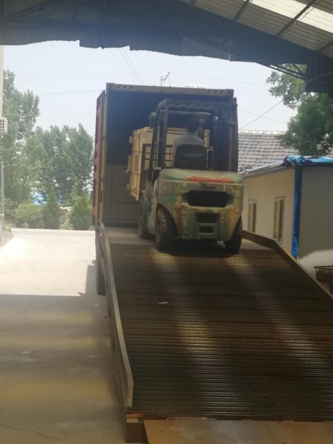 Structural pine C/D plywood laoding containers and shipping to Australi