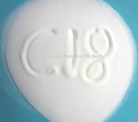 Comment la charge en carbone du C18 affecte-t-elle la colonne HPLC ?