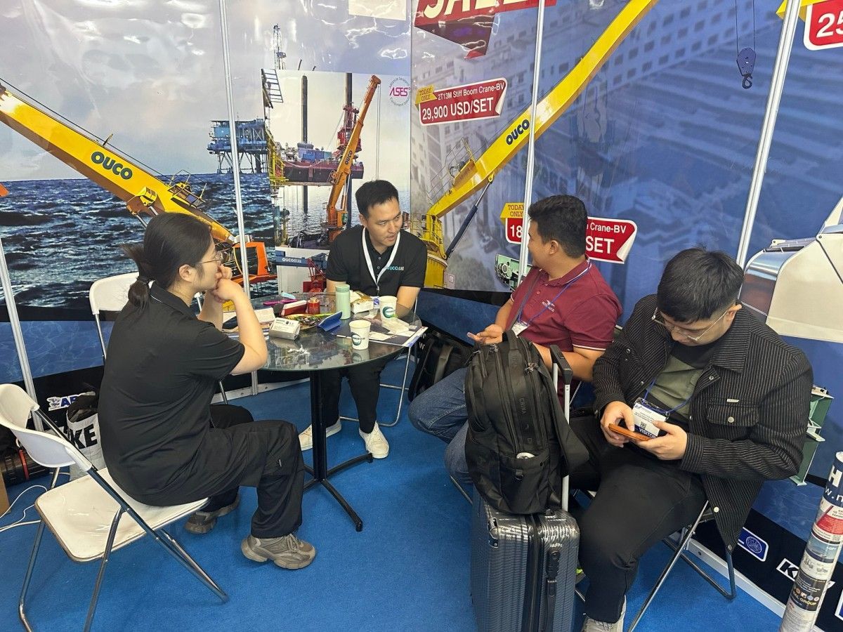 Discussing Project Requirements with Client (2) Discussing Project Requirements with Client (2)