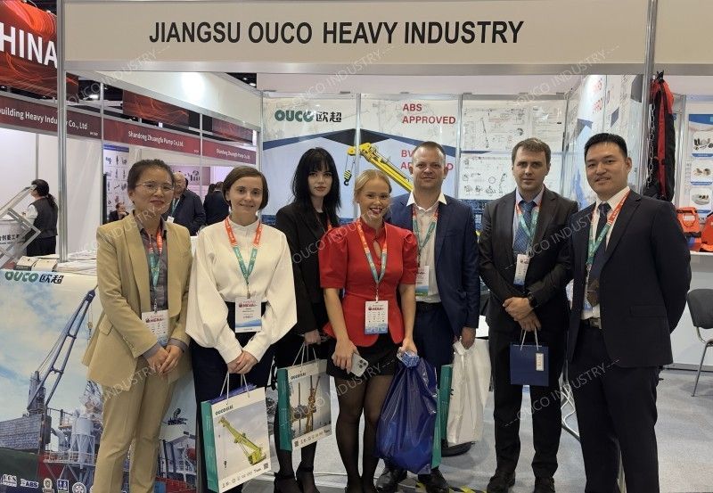 Take a pleasant group photo after the meeting (2)