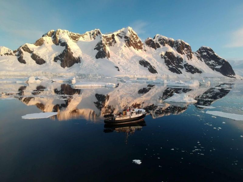 Stunning photos of this ship operating in Antarctica. (2)
