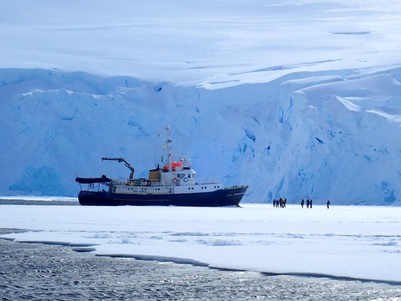 Stunning photos of this ship operating in Antarctica. (3)