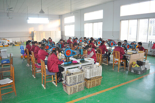 Qual é a função do movimento e do tubo de Bourdon do manômetro?