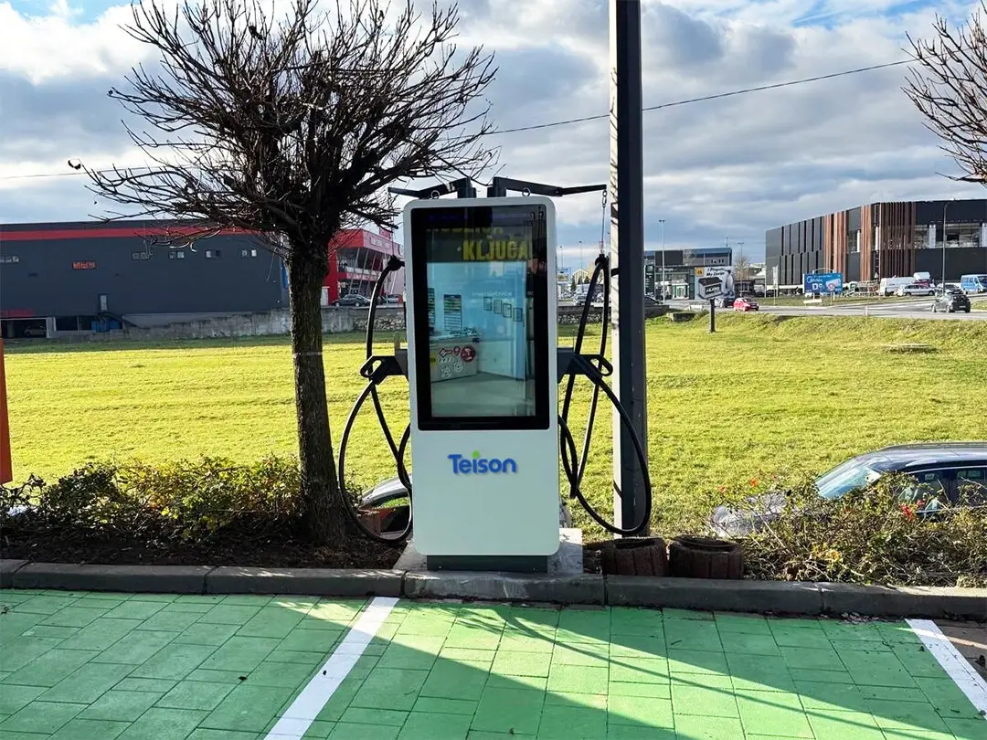 Teison DC Vision 120kW Schnellladegerät mit Medienbildschirm installiert in Europa, 2025