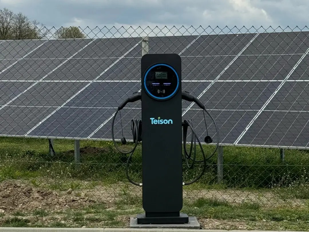 Teison 2*22kW Smart OCPP Twins EV-Ladesäule installiert in Serbien, 2025 6
