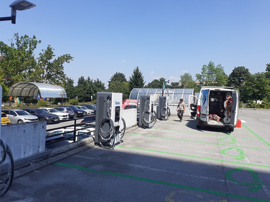 Teison DC PRO 120 kW:n sähköautojen pikalatausasema asennettu Sloveniaan, 2026