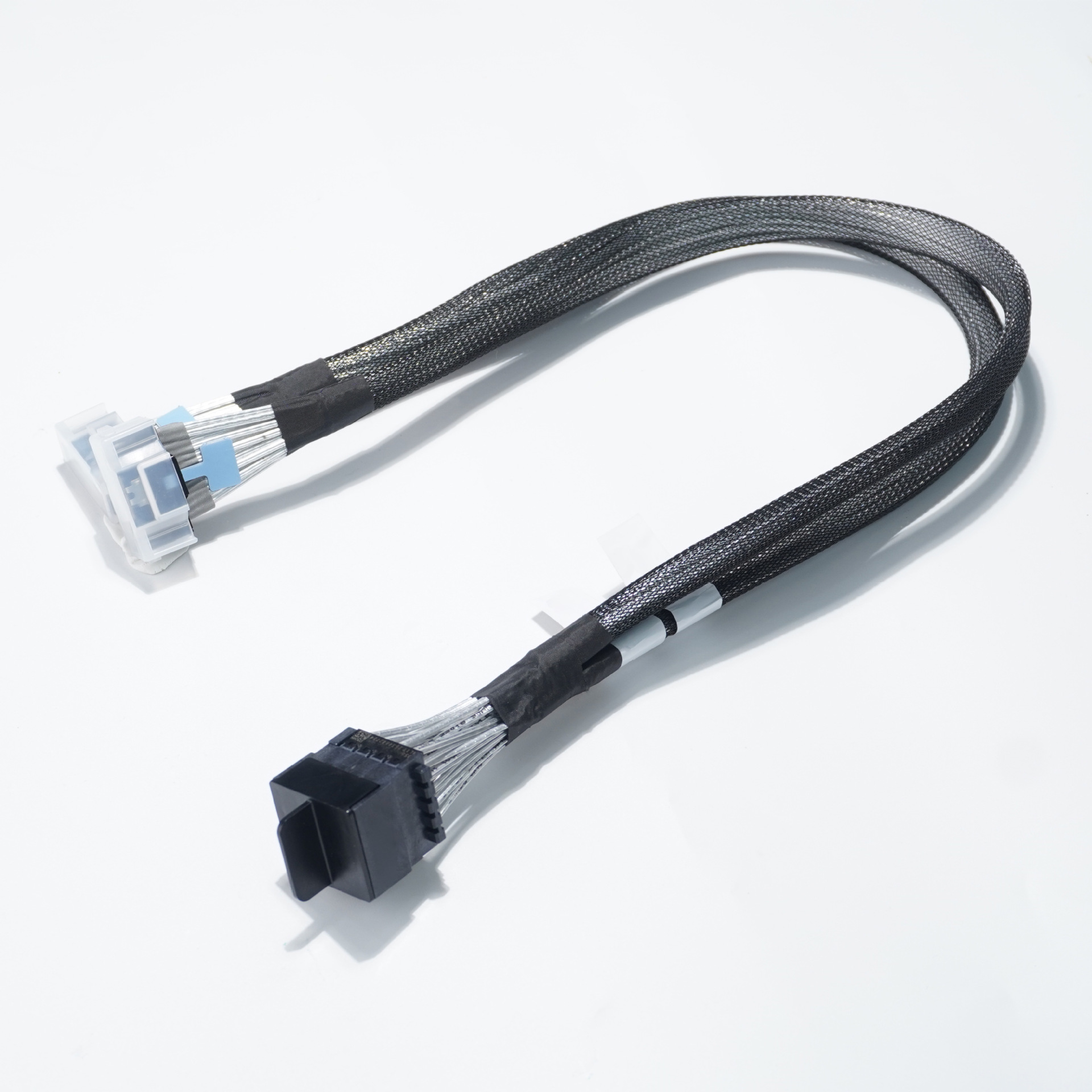 Welche besonderen Anforderungen gibt es für die Verkabelung von flüssigkeitsgekühlten KI-Servern?