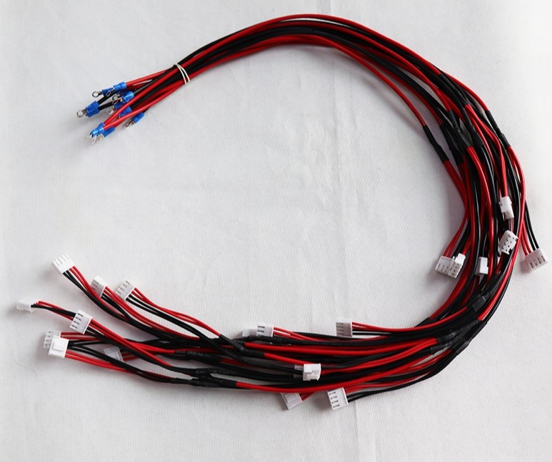 Eins-zu-drei-Stromkabelkonfektionierung zum Anschluss zwischen der Stromversorgung und dem LED-Modul Eins-zu-drei-Stromkabelkonfektionierung zum Anschluss zwischen der Stromversorgung und dem LED-Modul