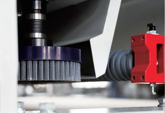 El papel de las lijadoras de chapas en la carpintería moderna