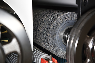 ¿Cómo mantengo y reemplazo las escobillas de una lijadora de escobillas?