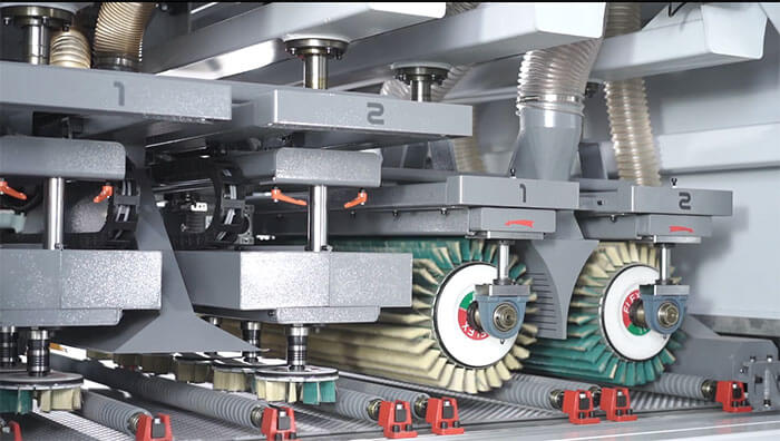 ¿Qué precauciones de seguridad debo tomar al utilizar una lijadora de cepillo? 